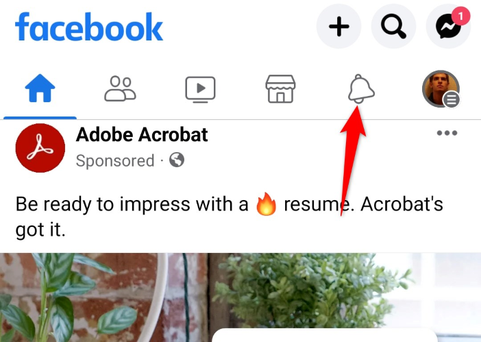 Значок колокольчика в мобильном приложении Facebook для перехода к уведомлениям.