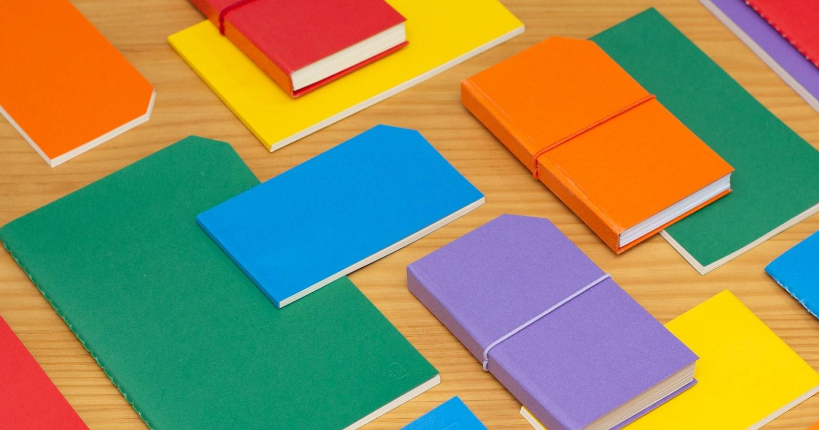 Dossiers de couleurs vives sur une table