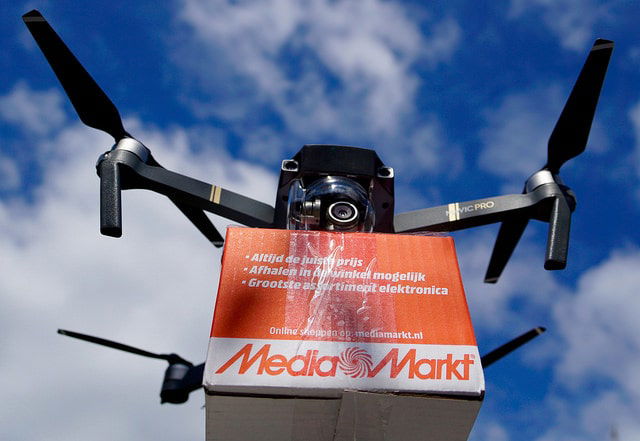 Дрон приземляется в указанной точке, отмеченной трёхсловным адресом