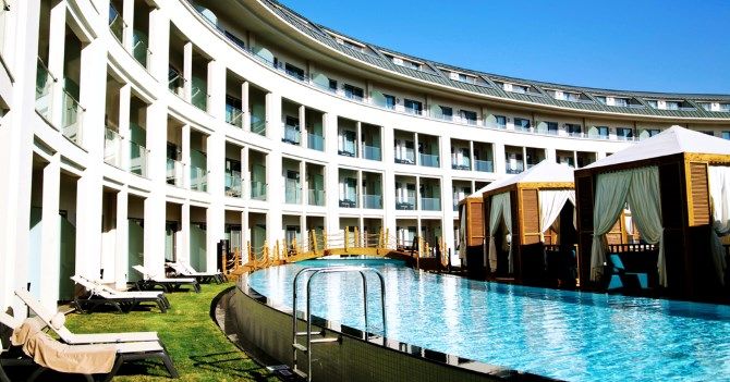 Отель с бассейном и зоной отдыха — сравнение цен и условий