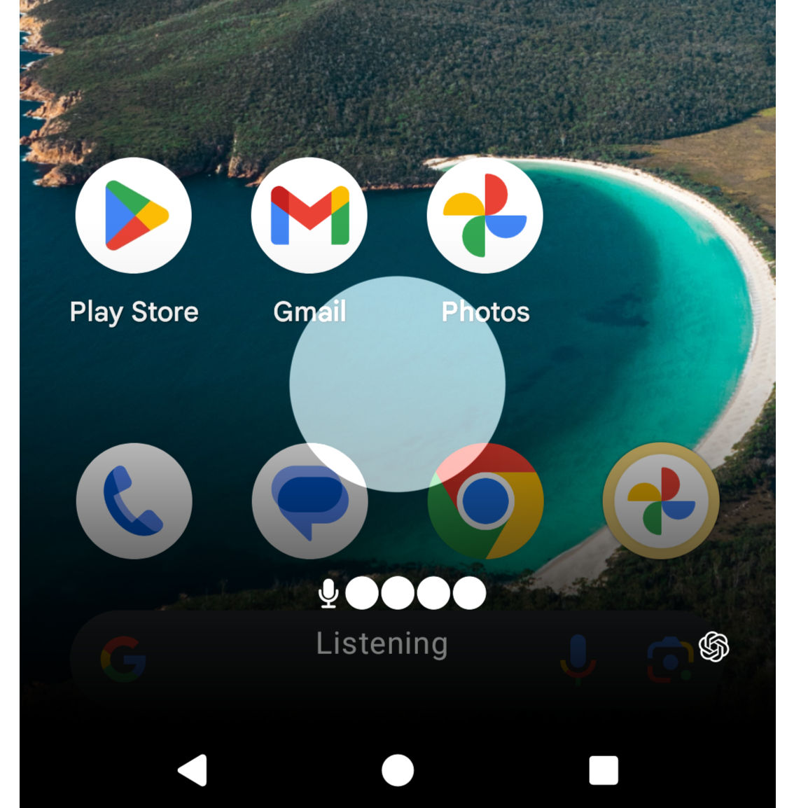 Голосовой ассистент ChatGPT слушает запрос пользователя; виден значок микрофона.