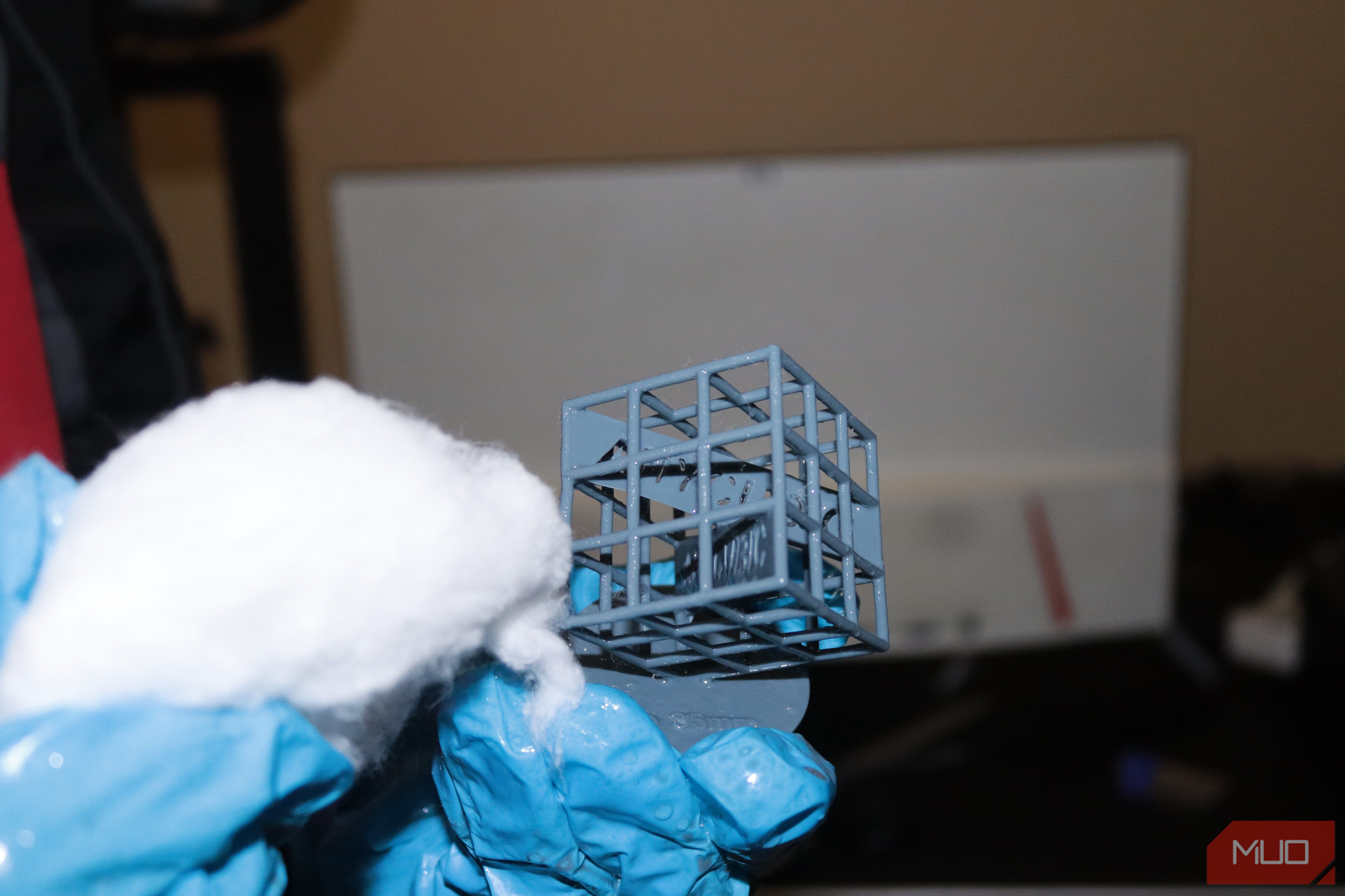 Вытирание излишков смолы мягкой тканью