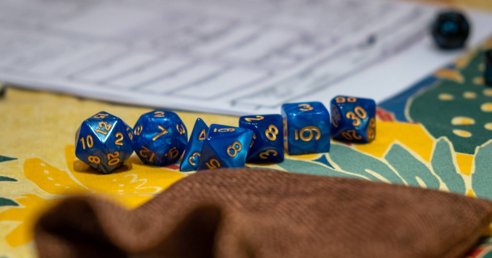 Синие кубики и заметки для настольных RPG