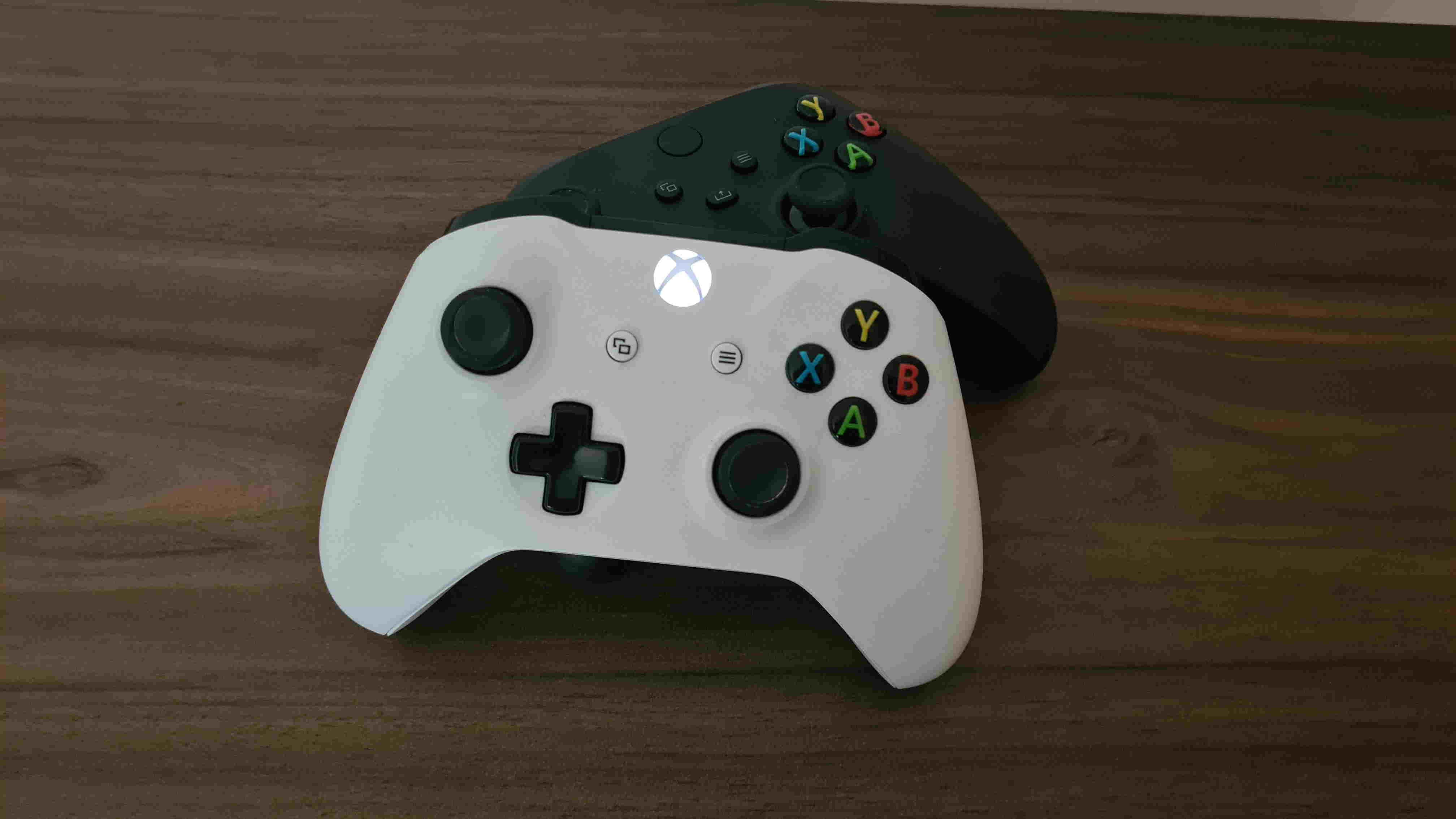 Контроллеры Xbox One для теста совместимости