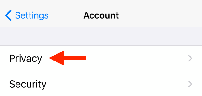 Нажмите Конфиденциальность на iPhone