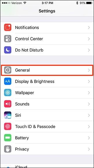 Скриншот: Раздел «Основные» в настройках iPhone