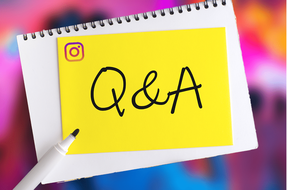 Ведущий отвечает на вопросы в прямом эфире