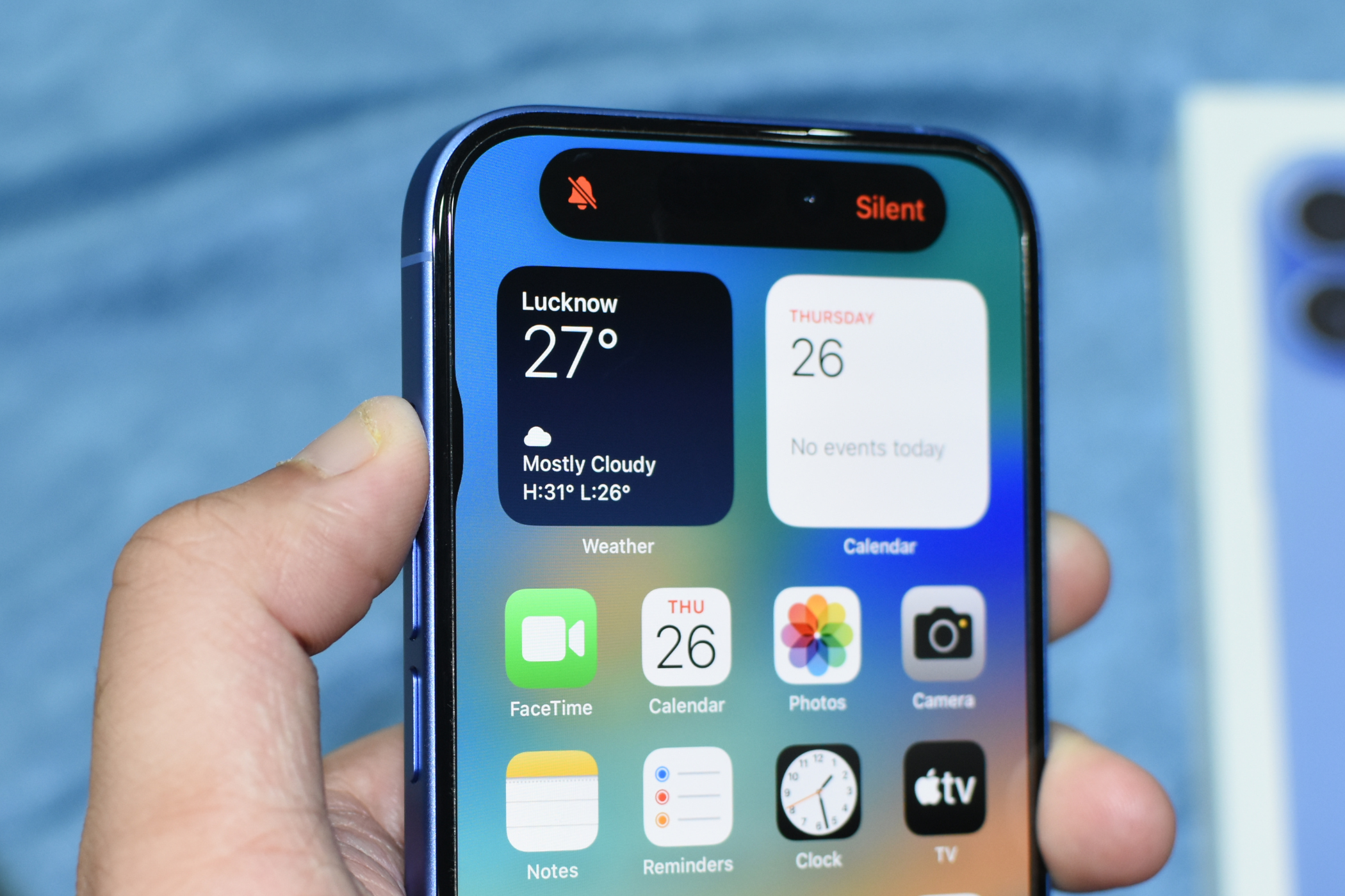 Нажатие Action Button на левой рамке iPhone, чтобы переключить рингтон.