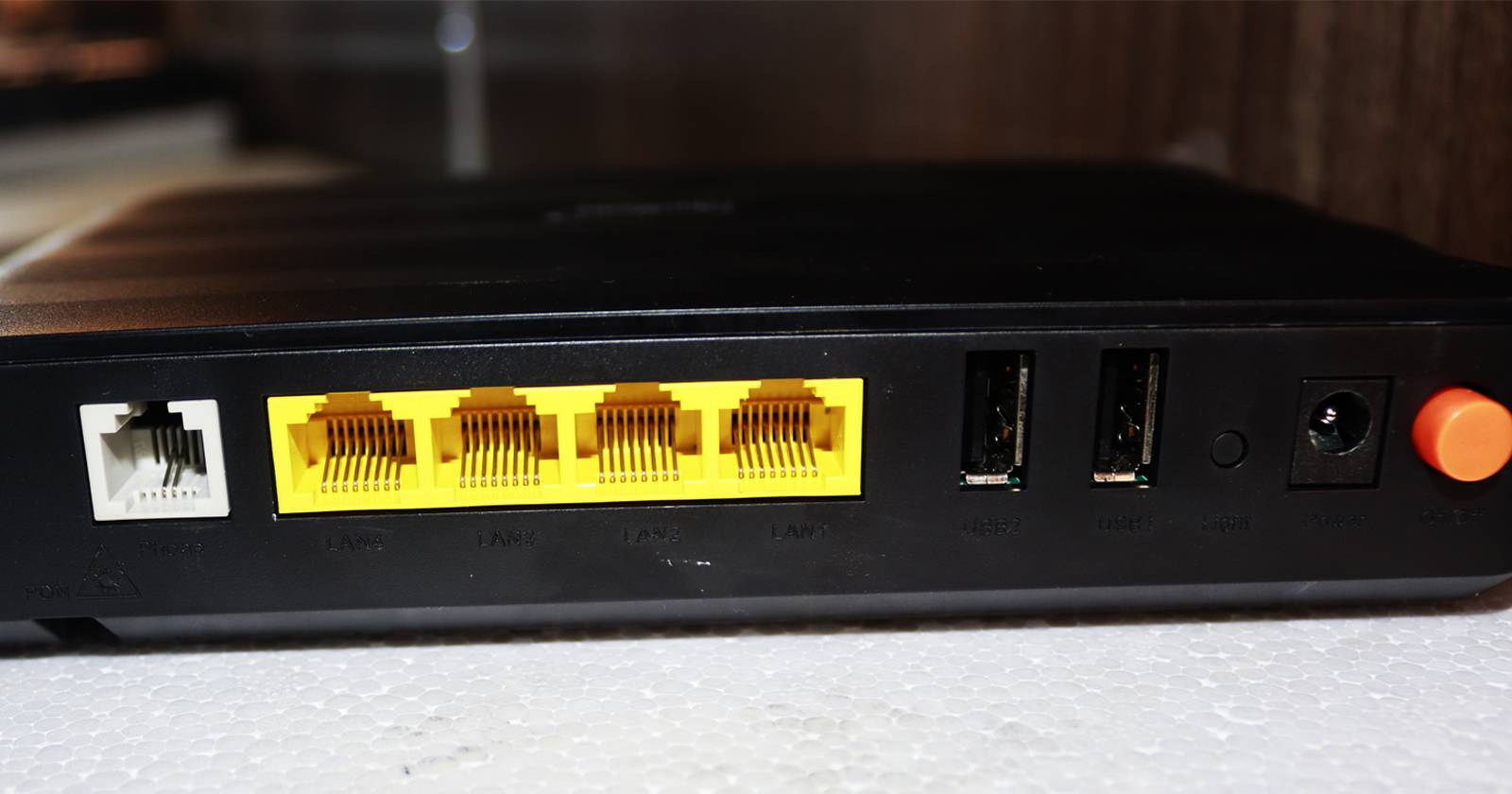 Задняя панель чёрного роутера с видимыми портами