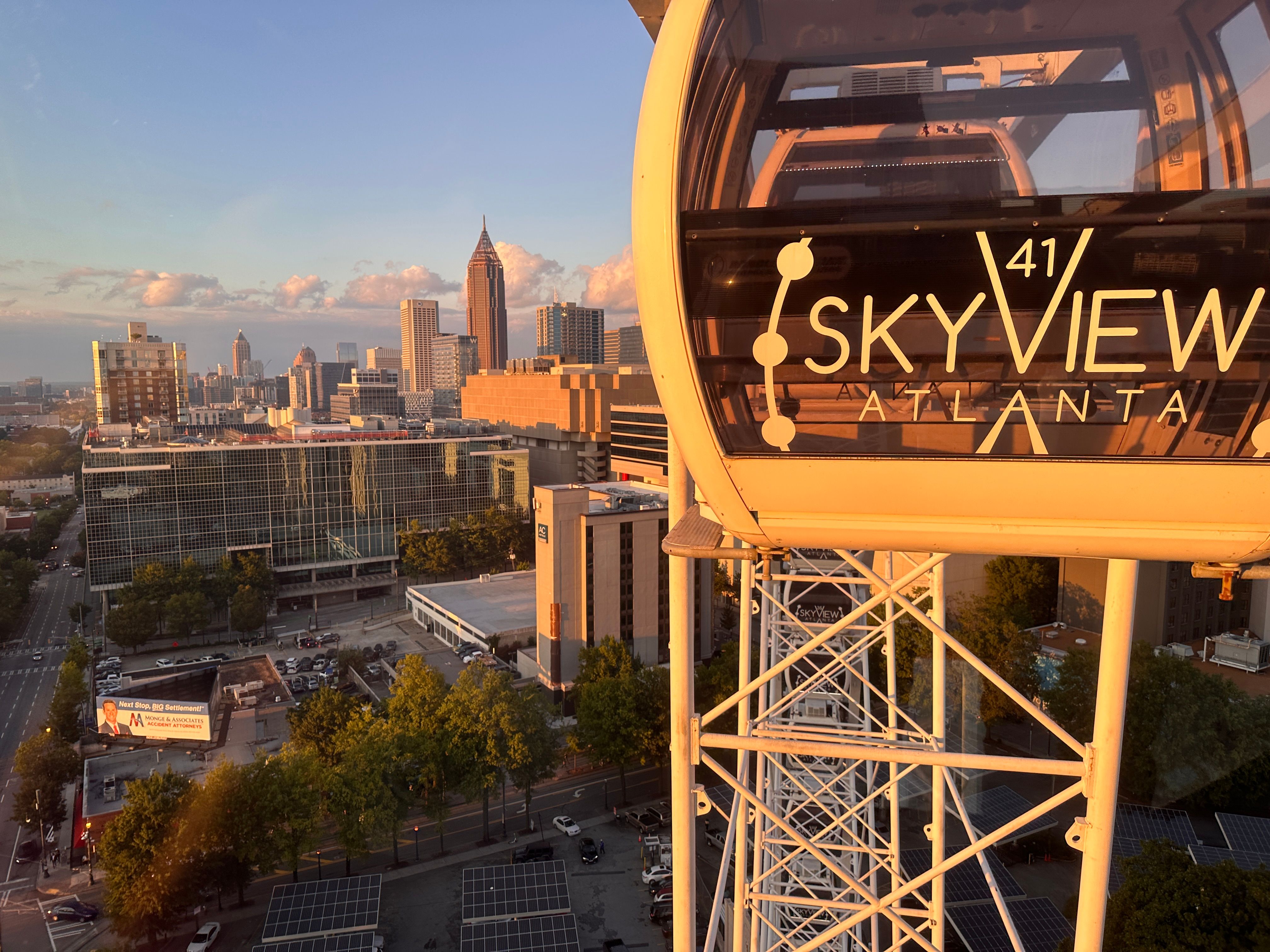 Капсула колеса обозрения SkyView с тёплыми отражениями закатного света.