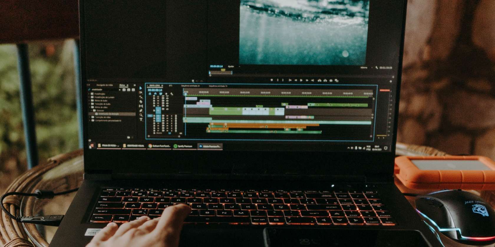 Человек редактирует видео в Premiere Pro