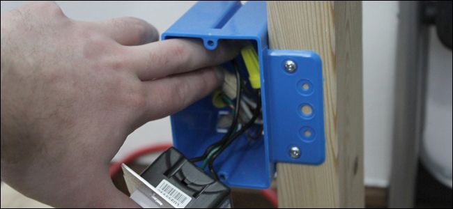 Установленный диммер закреплен винтами в подрозетнике