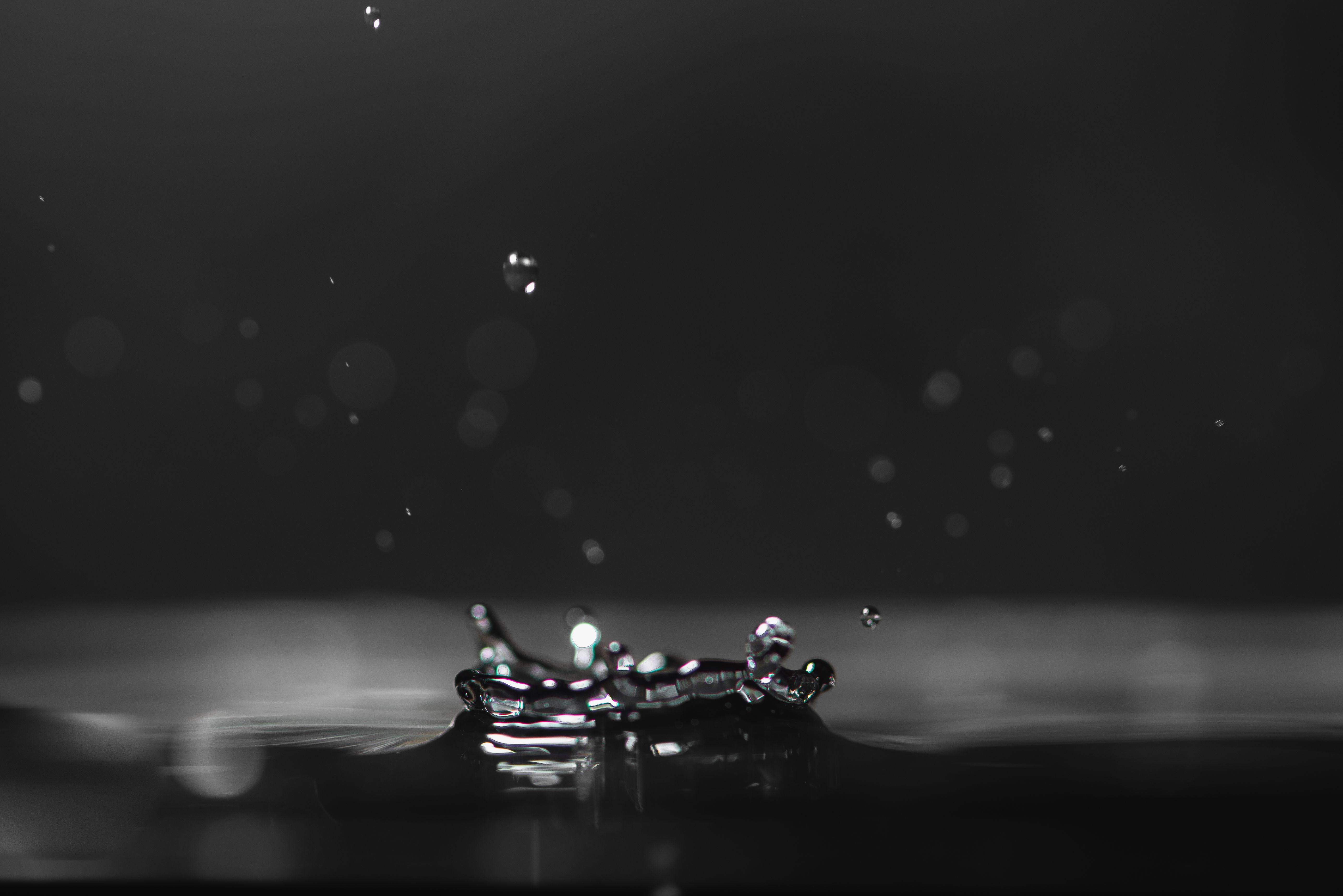 Капля воды и всплеск с цветными бликами