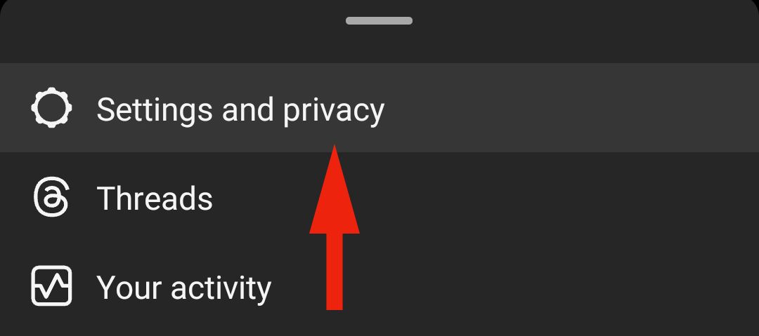Пункт «Настройки и конфиденциальность» в меню Instagram