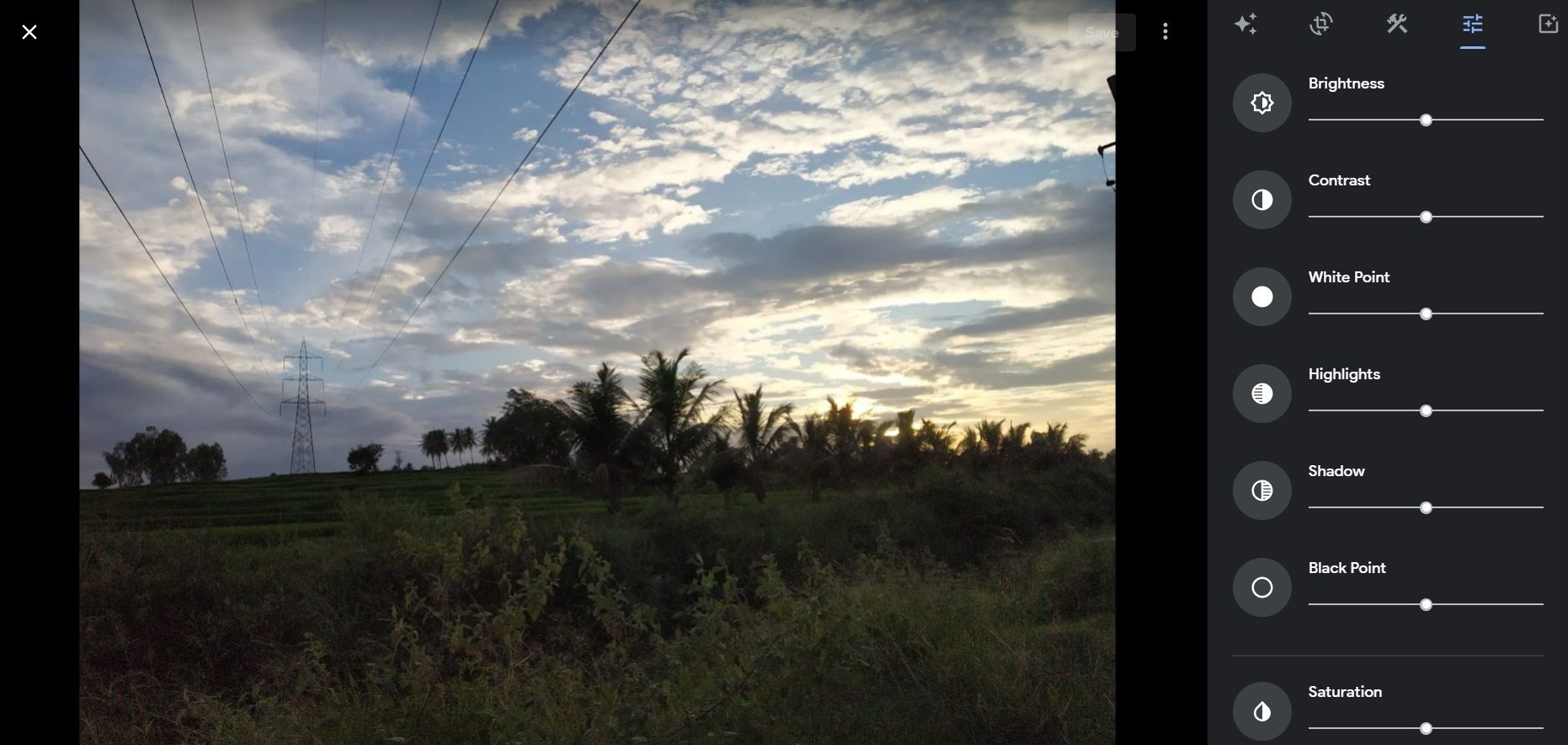 Вкладка «Adjust» с ползунками для настройки яркости, контраста и других эффектов