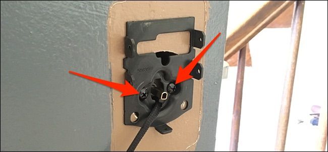 Фиксация корпуса винтами через монтажную пластину