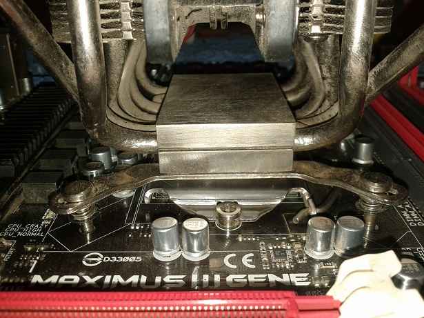 Dissipatore montato con ventola e connettore visibile