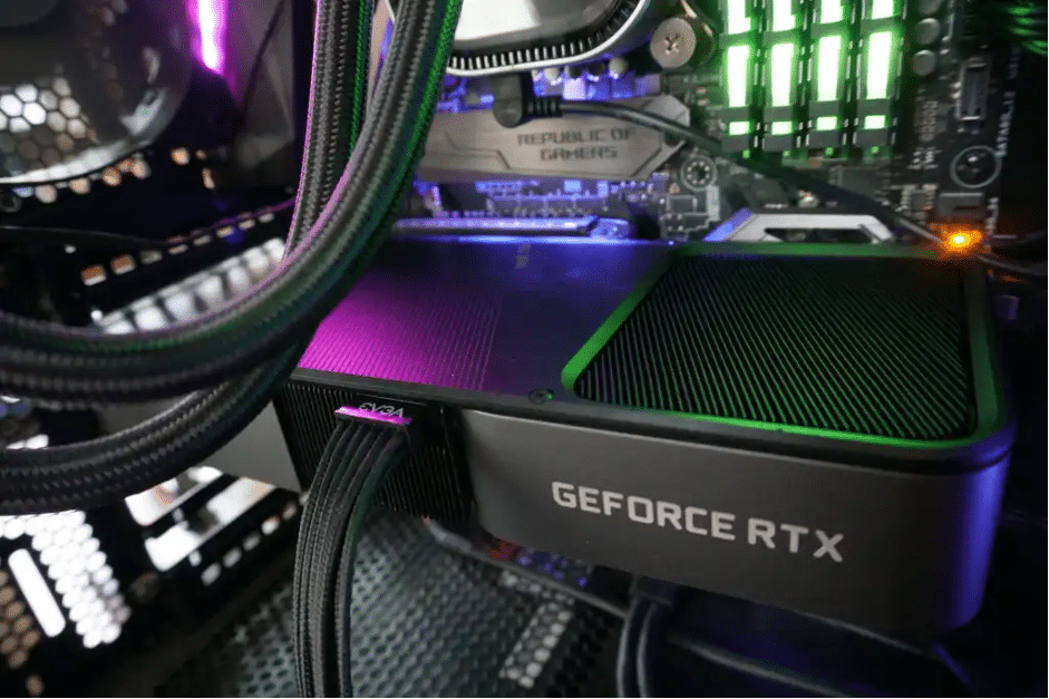 Placa de vídeo sendo inserida no slot PCIe e parafusada ao suporte do gabinete