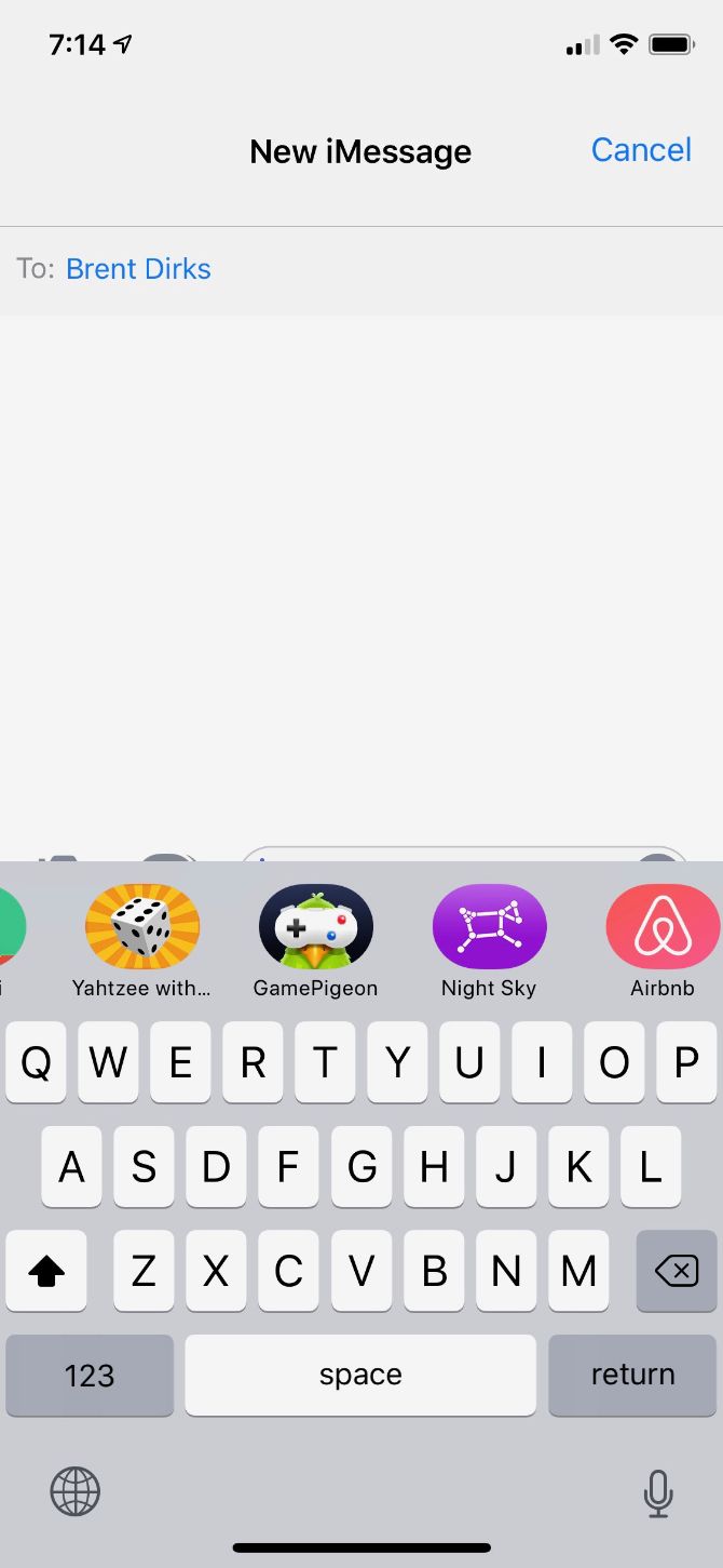 Панель приложений в iMessage: свайп по нижней панели для выбора игр и стикеров
