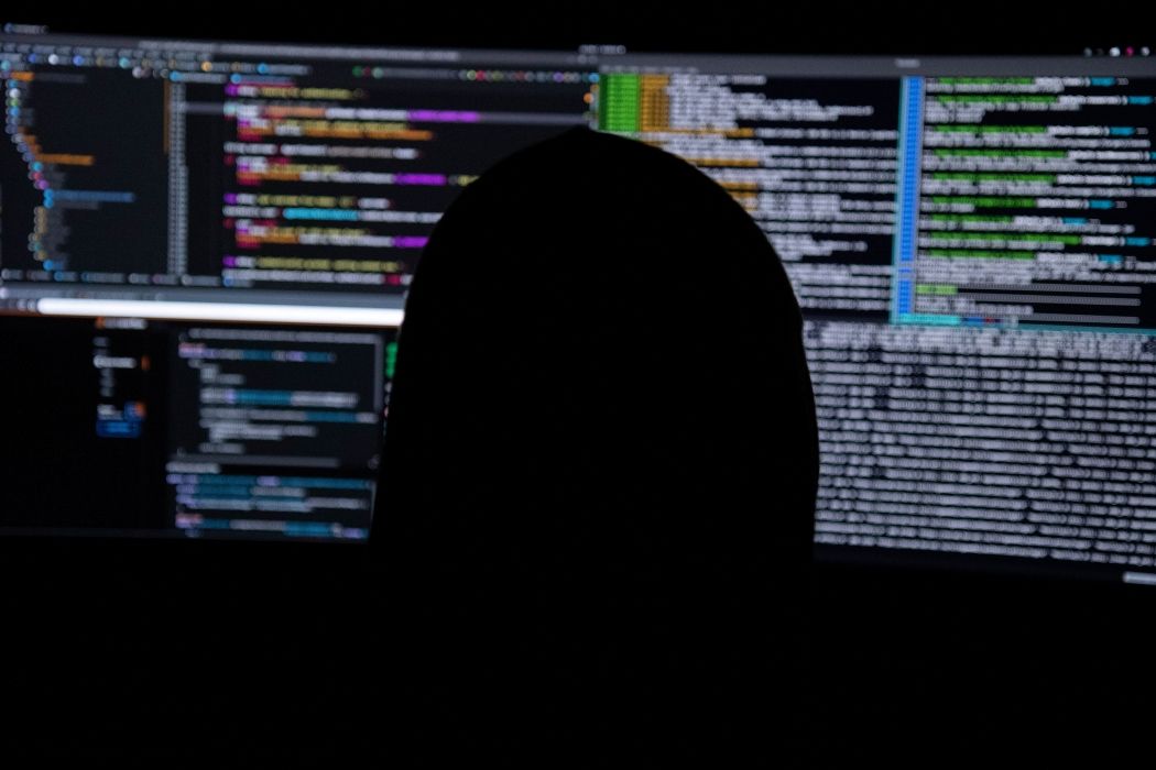 Специалист по кибербезопасности, работающий с Linux