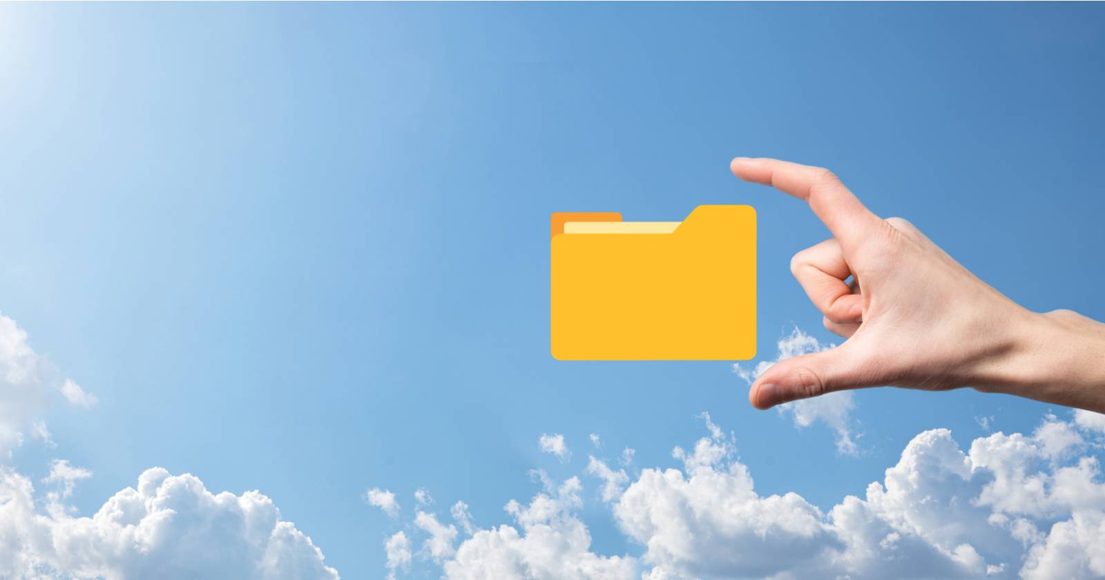 Рука тянется за иконкой папки на фоне неба
