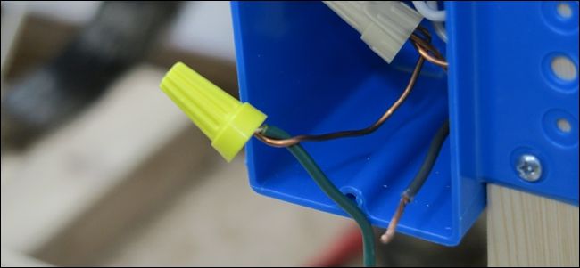 Соединение чёрных проводов с помощью колпачков