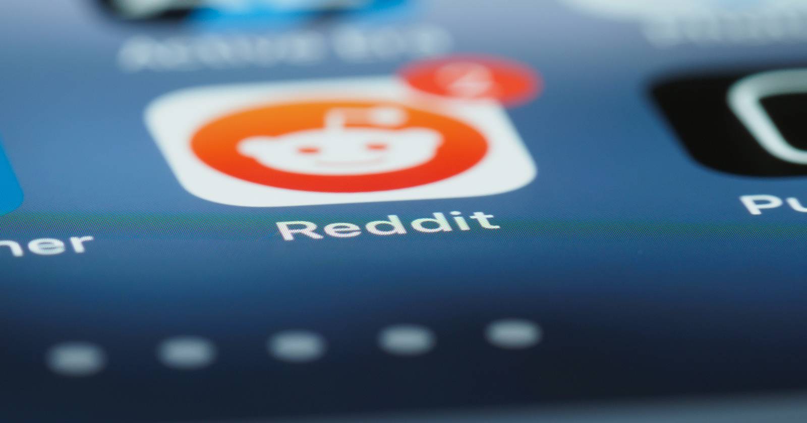 Reddit app icon with red notification dot