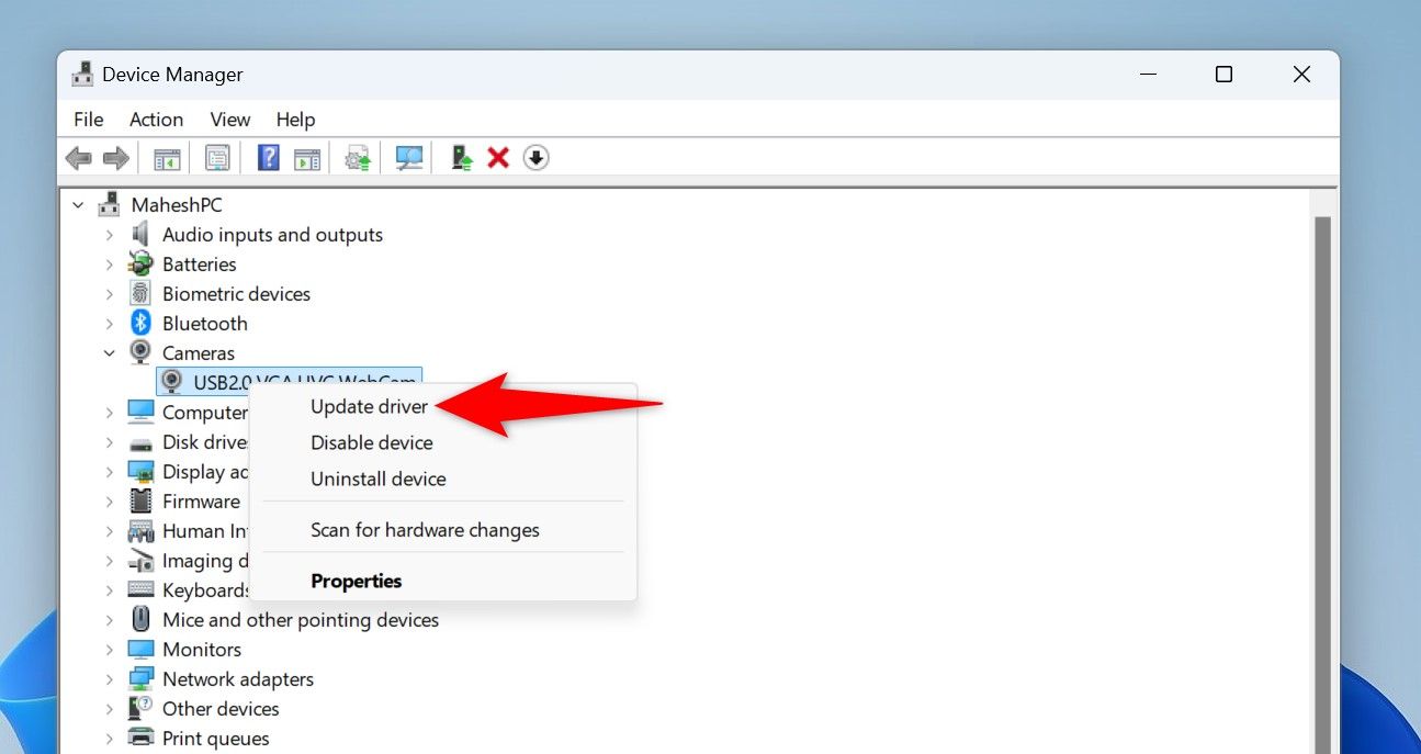 Опция «Обновить драйвер» в Диспетчере устройств выделена.