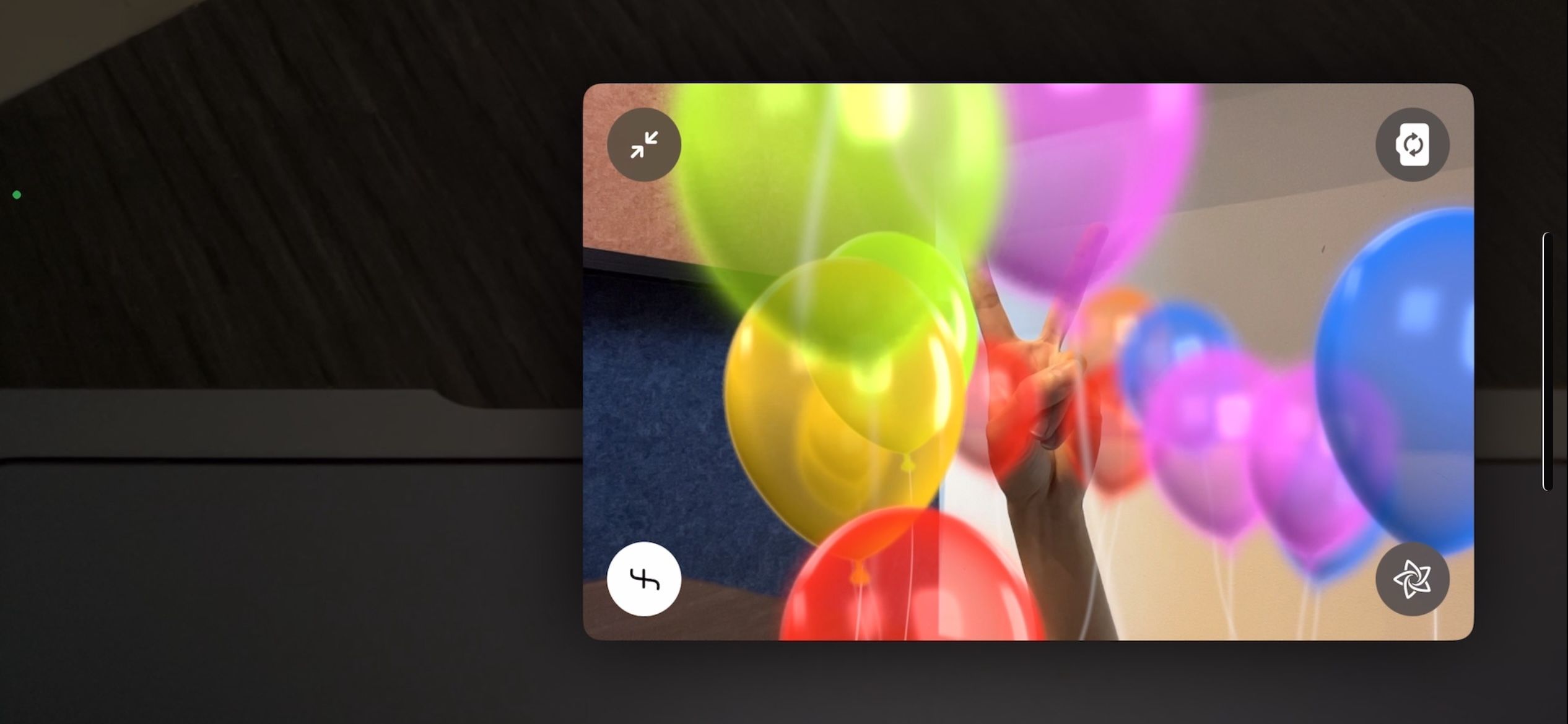 Одна рука показывает знак победы — вокруг пользователя всплывают яркие разноцветные шары