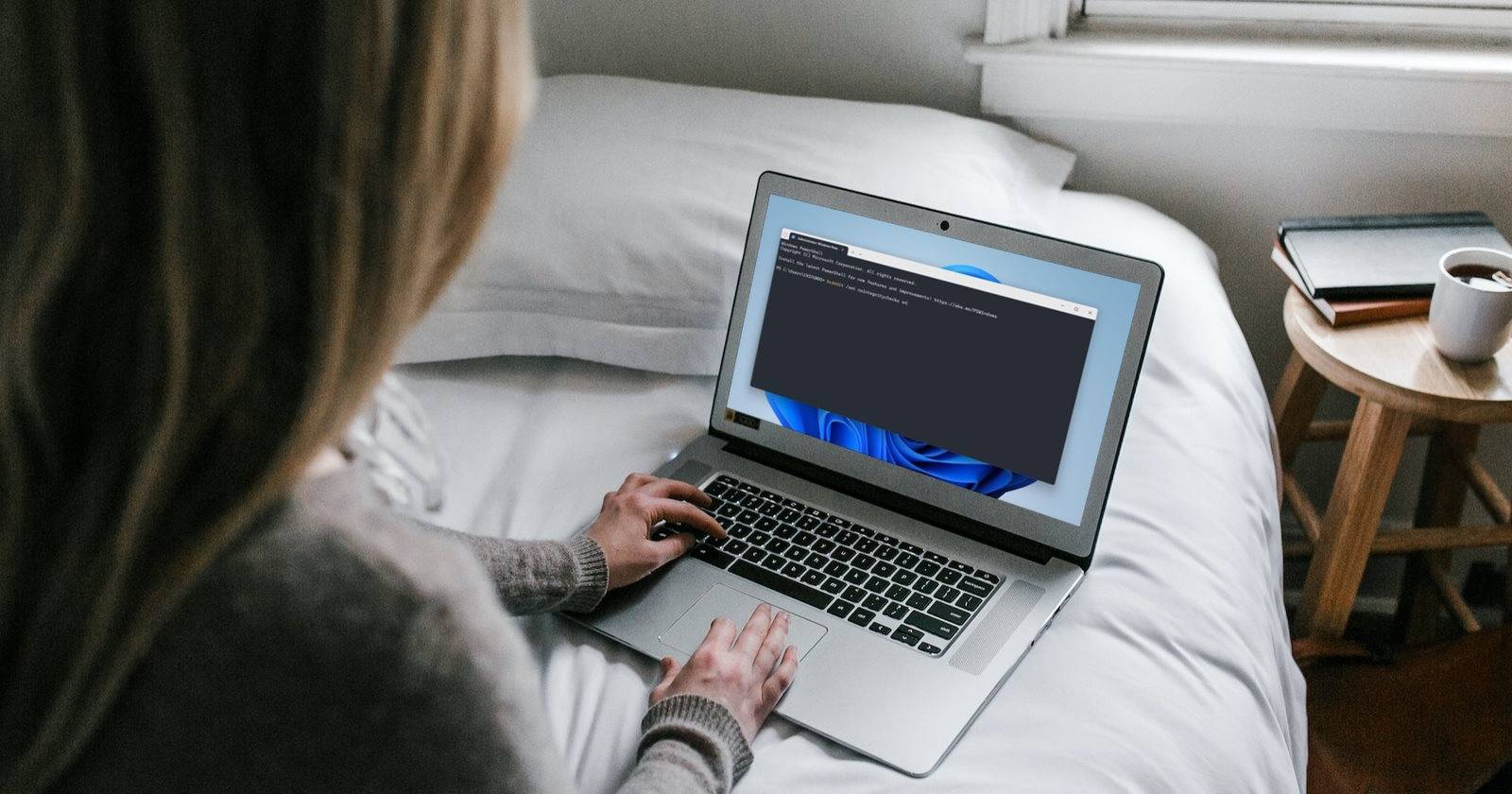 женщина использует ноутбук с Windows на кровати