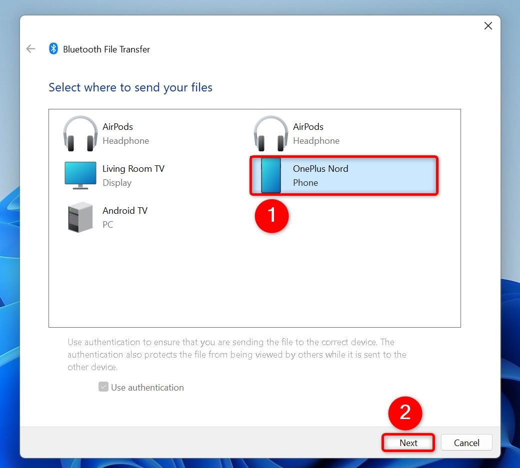 Устройство и кнопка Далее выделены в окне Bluetooth File Transfer.