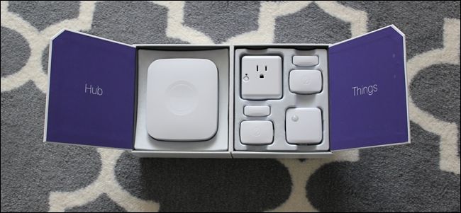 Хаб и аксессуары SmartThings на столе