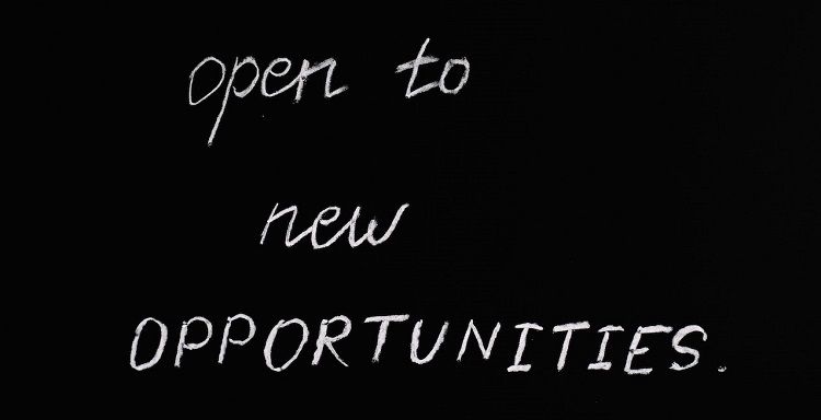 Изображение таблички «открыт(а) к новым возможностям»