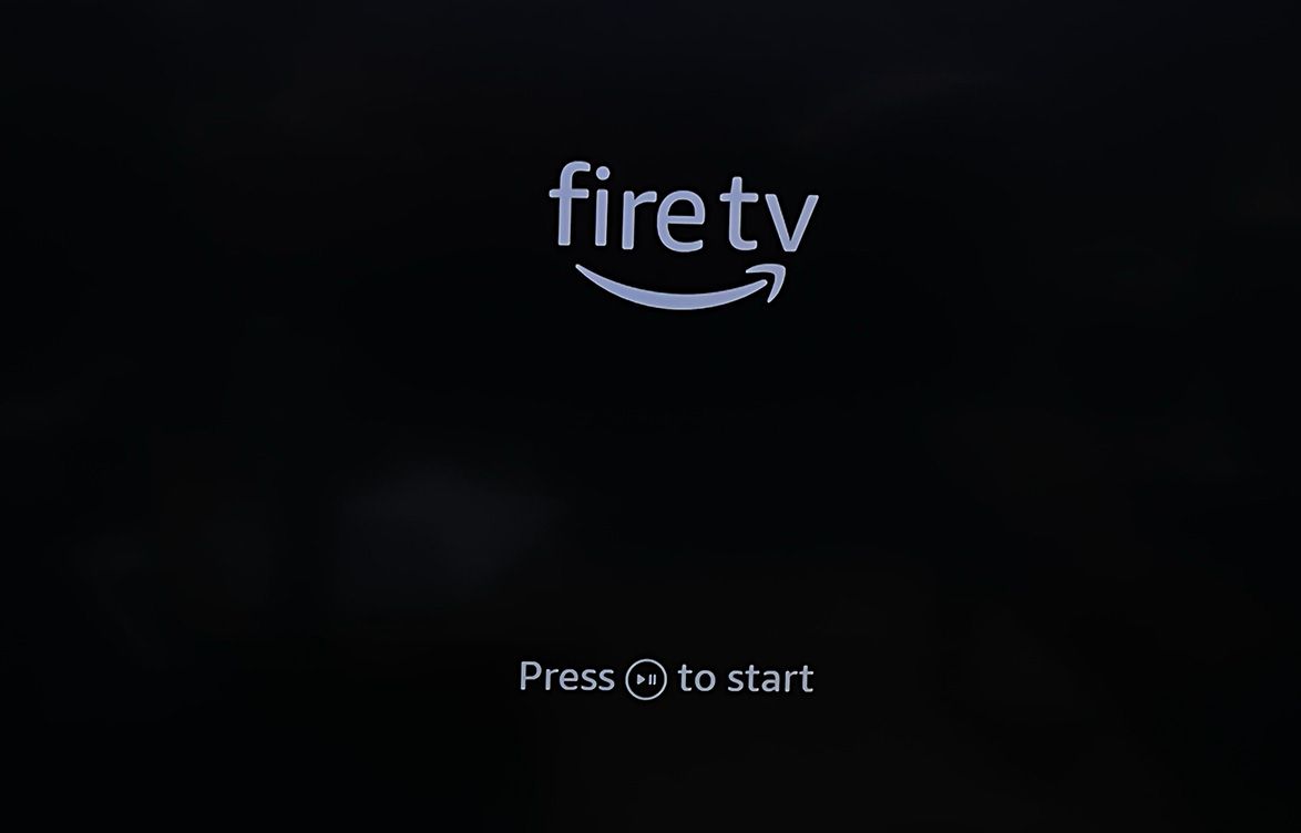 Экран Fire TV с подсказкой 'Нажмите для продолжения'