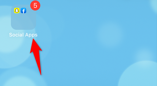 Перетащите приложения из папки наружу, чтобы удалить папку.