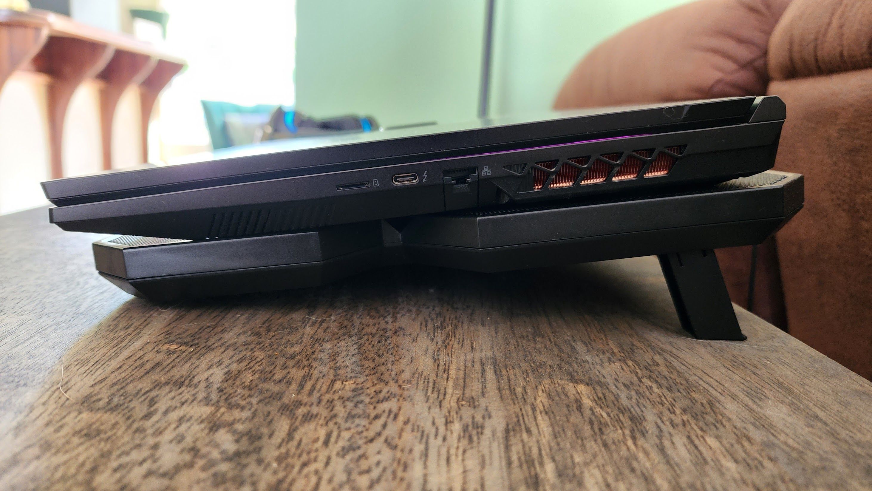 Ноутбук на охлаждающей подставке, вид сбоку.