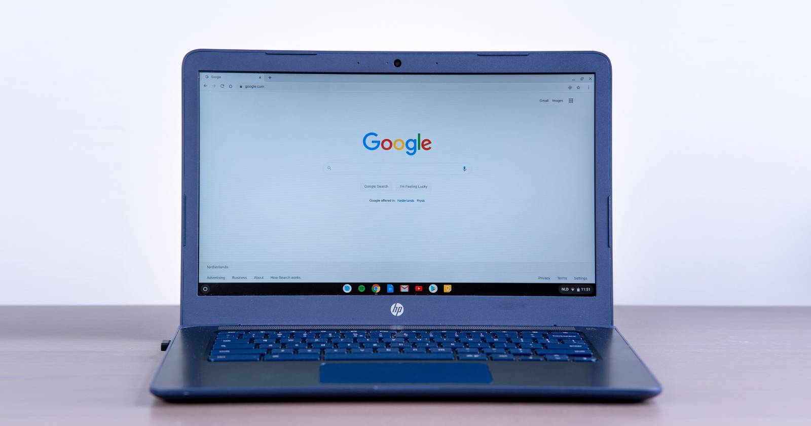 Chromebook с домашней страницей Google в браузере Chrome