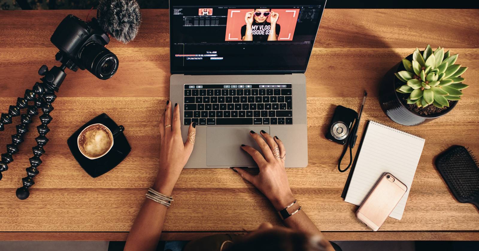 человек редактирует на ноутбуке, рядом камера