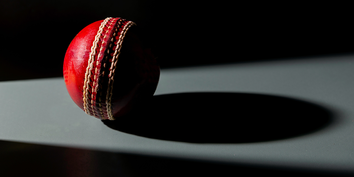 Красный шар на тёмном фоне