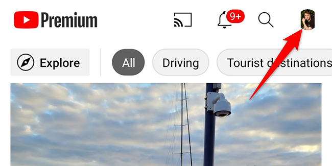 Нажмите на иконку профиля в правом верхнем углу приложения YouTube.