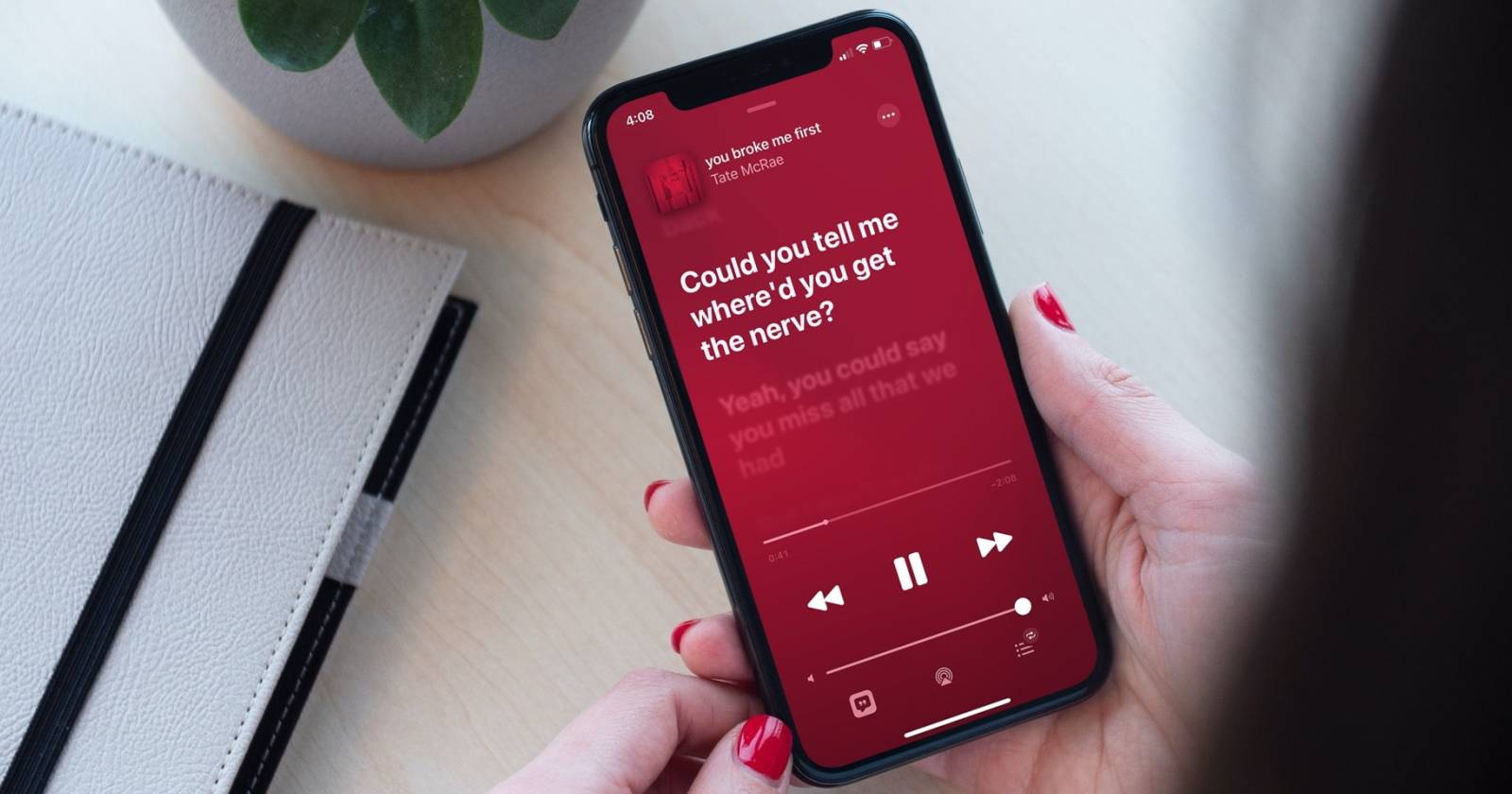 Просмотр синхронизированных текстов Apple Music на iPhone
