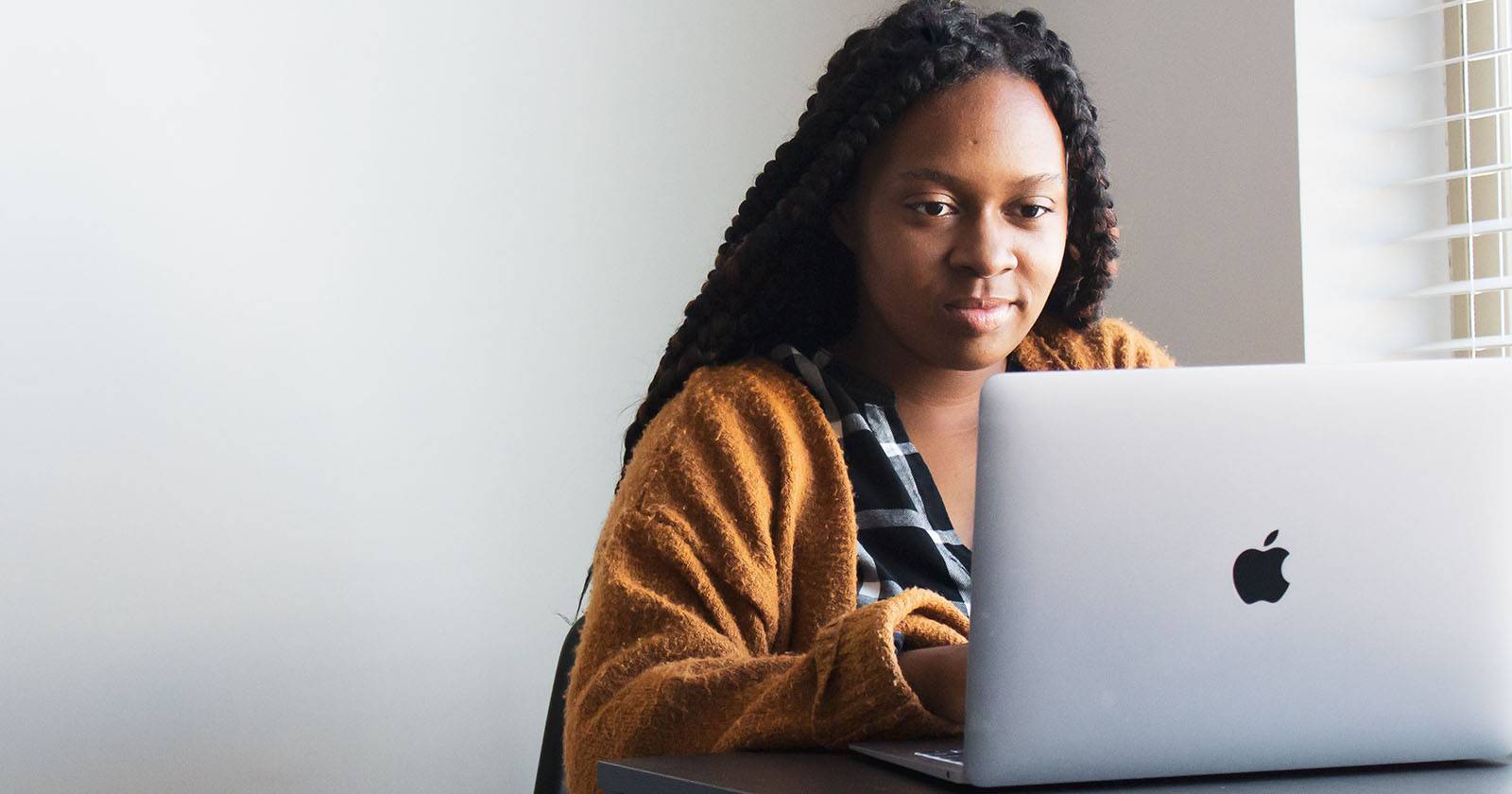 Человек печатает на ноутбуке