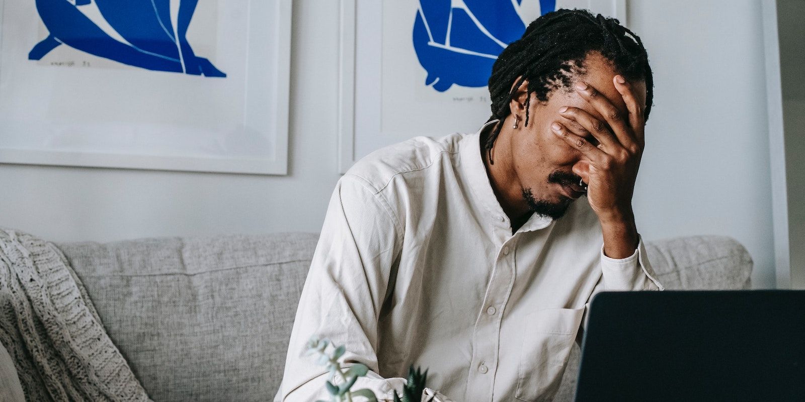 Сосредоточенный мужчина работает за ноутбуком