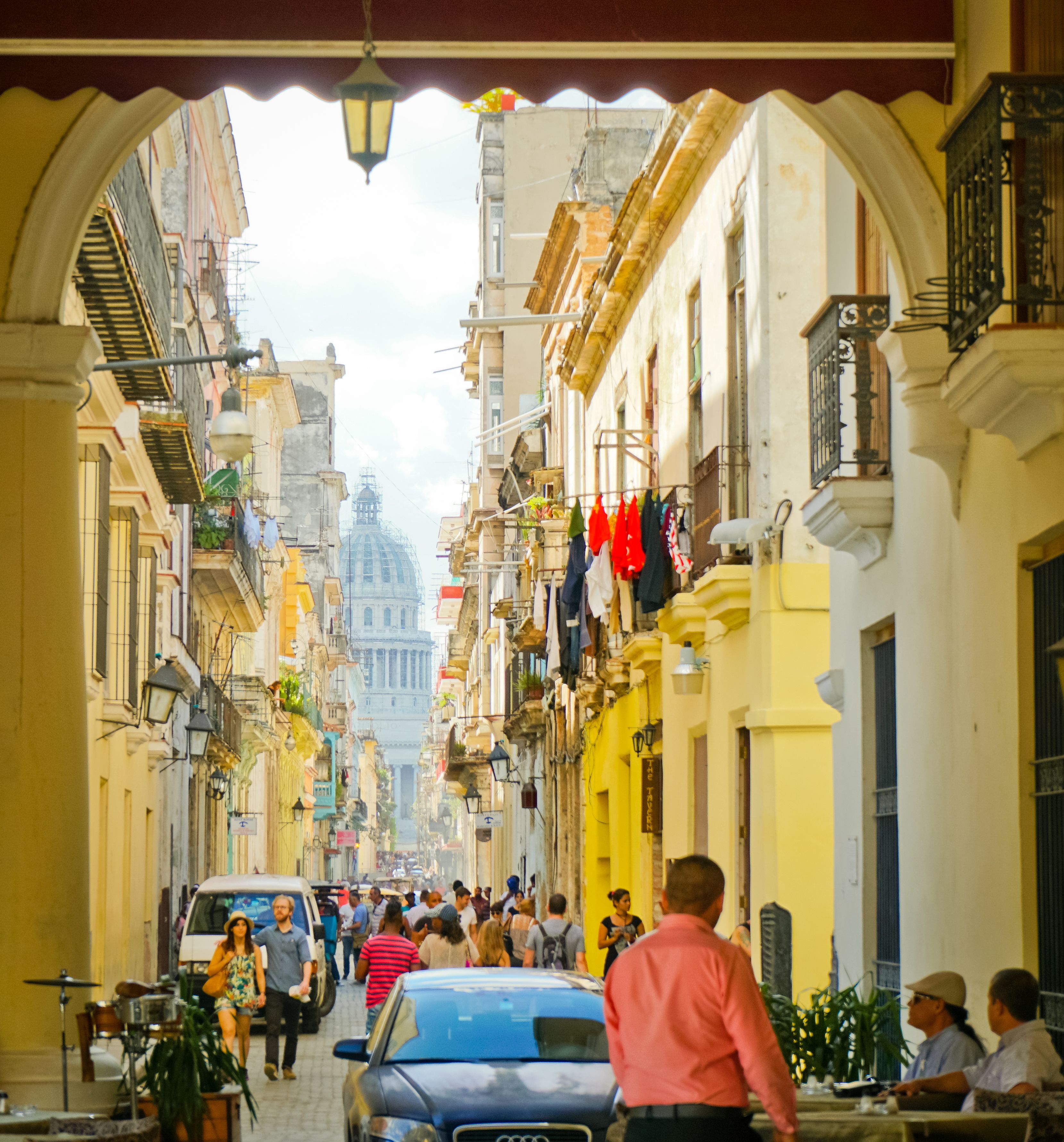 Уличная сцена в Гаване, оформленная аркой и фонарём