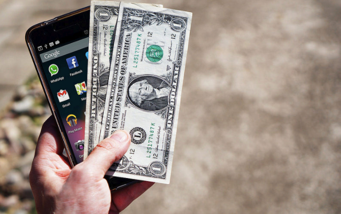 Копилка с монетами и запиской 