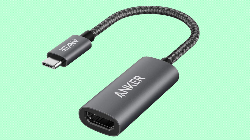 Anker USB‑C — HDMI адаптер рядом с ноутбуком
