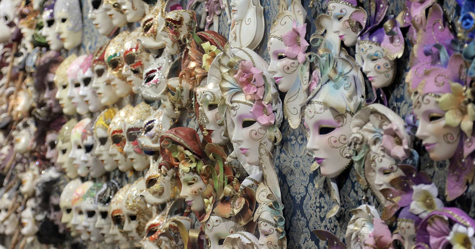 Коллекция декоративных масок, висевших на стене