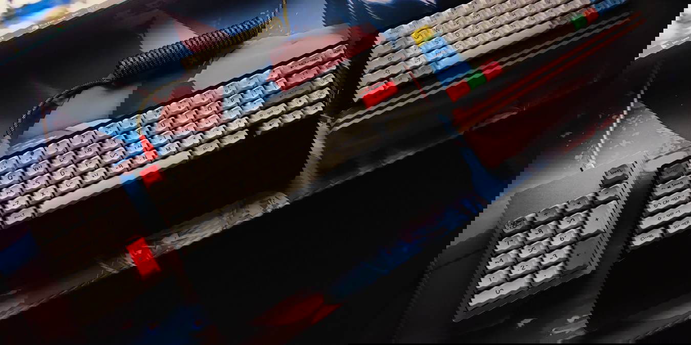 Обложка руководства по кастомным клавиатурам полный вид