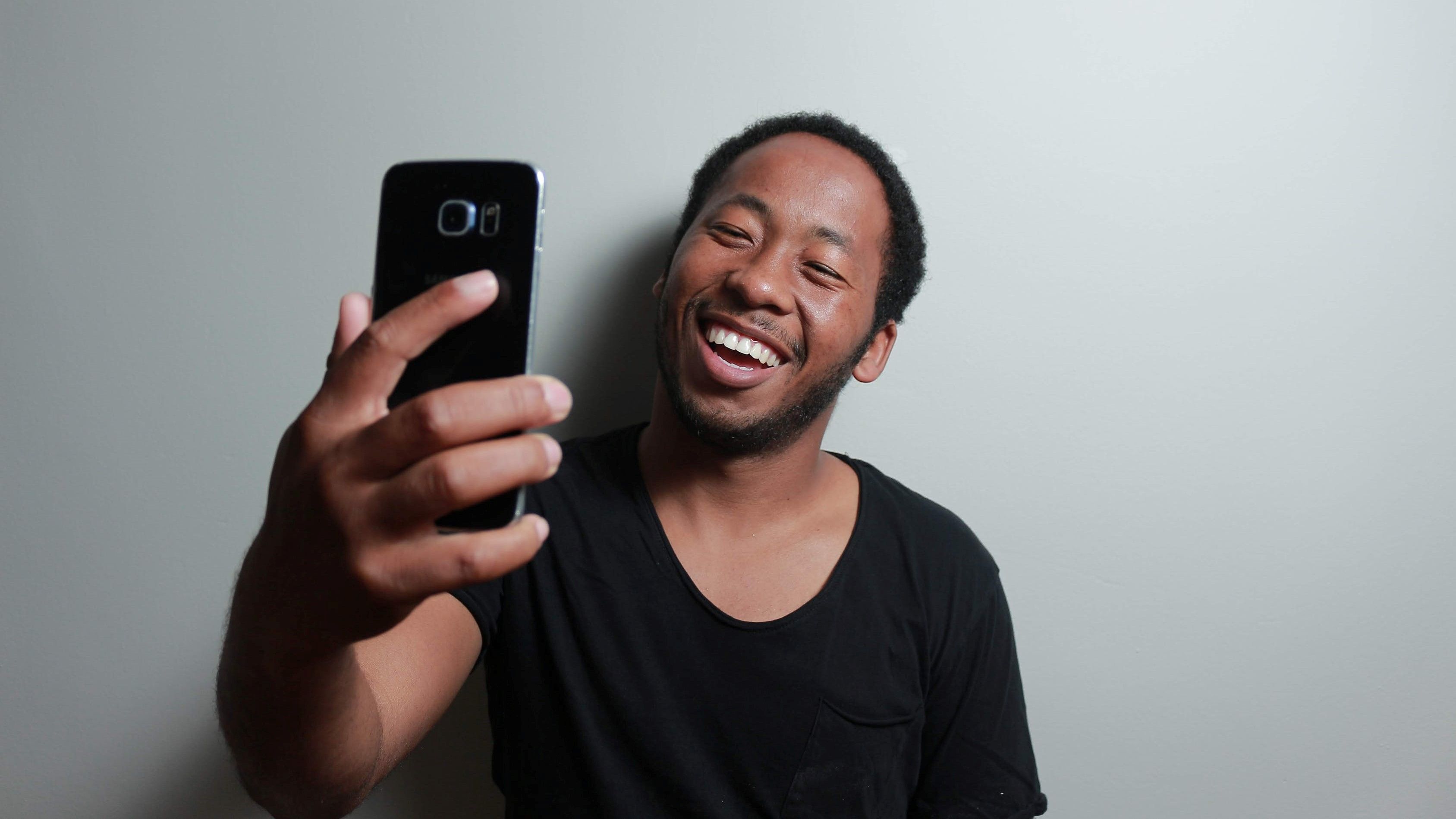 Счастливый мужчина делает селфи