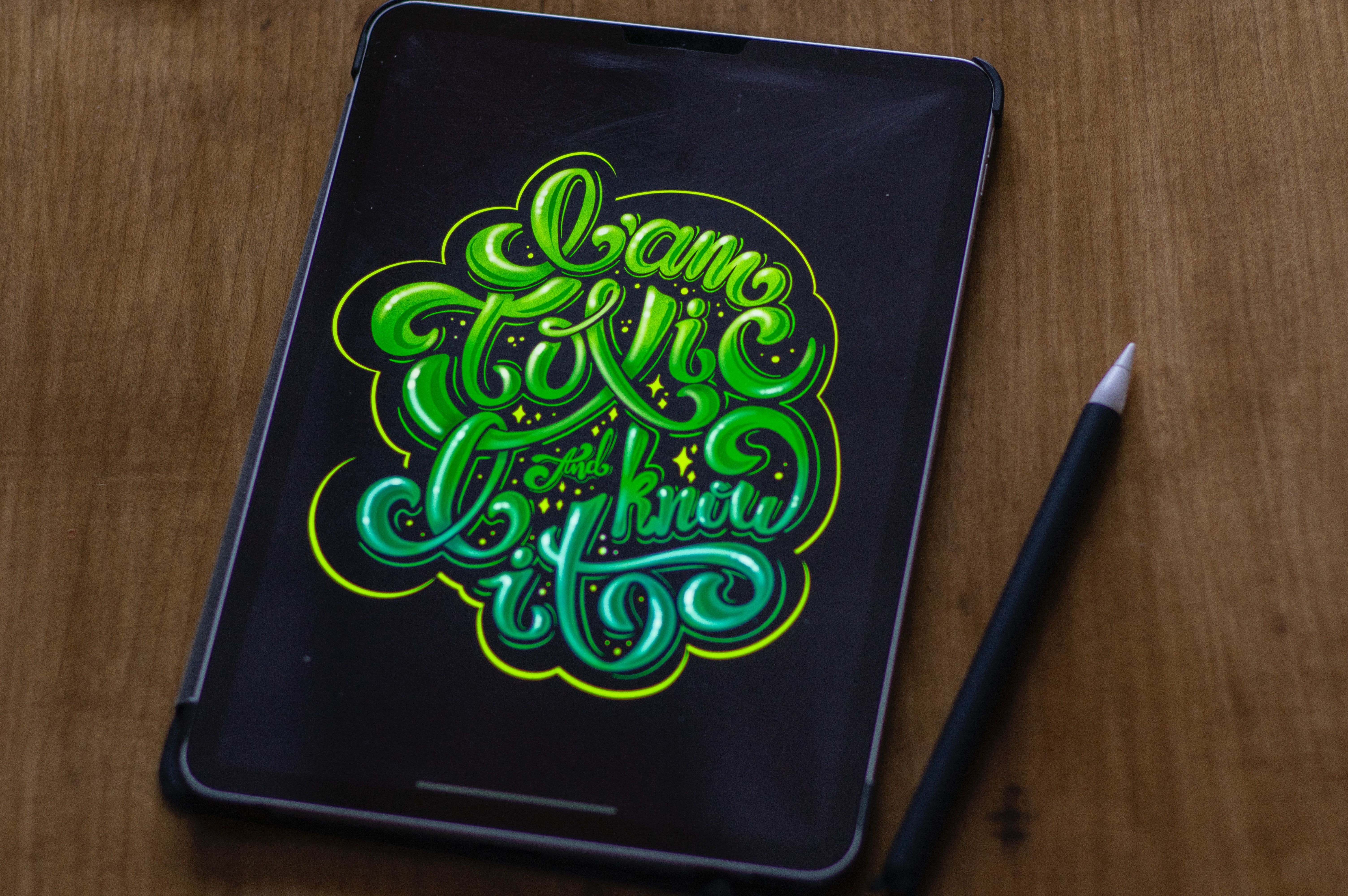 Стильный зелёный шрифт на планшете